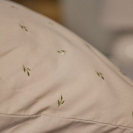 Pościel bawełniana z haftem Listisi 160x200 cm z motywem liściastym