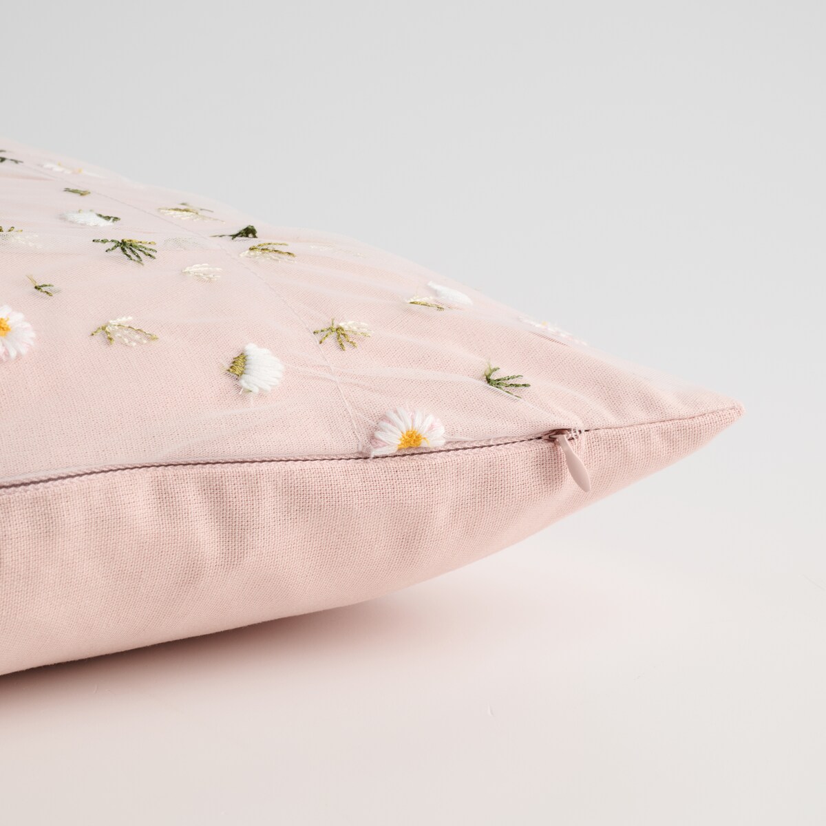 Poszewka Haftowana Ellesmere 45x45 cm z motywem kwiatowym