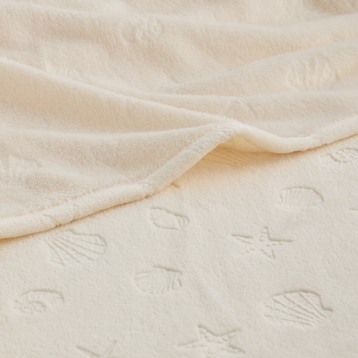 Jednokolorowy koc z wytłoczonym wzorem Puniana 150x200 cm