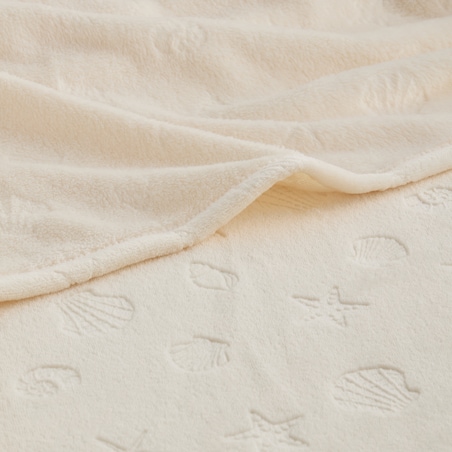 Jednokolorowy koc z wytłoczonym wzorem Puniana 150x200 cm