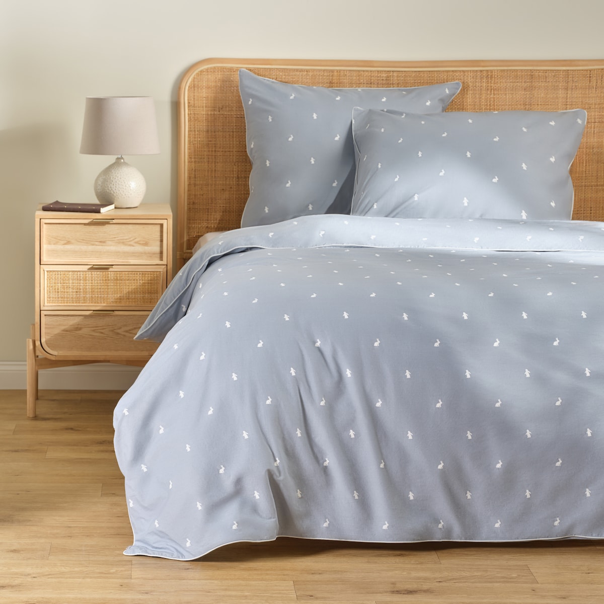 Pościel bawełniana z lamówką Leveriso 200x220 cm z motywem królika