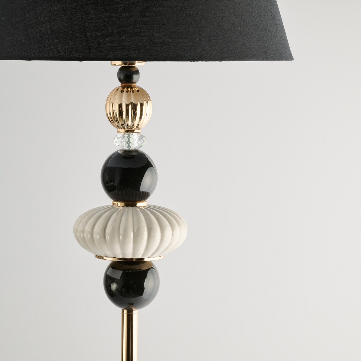 Lampa Podłogowa Nefretti z motywem geometrycznym