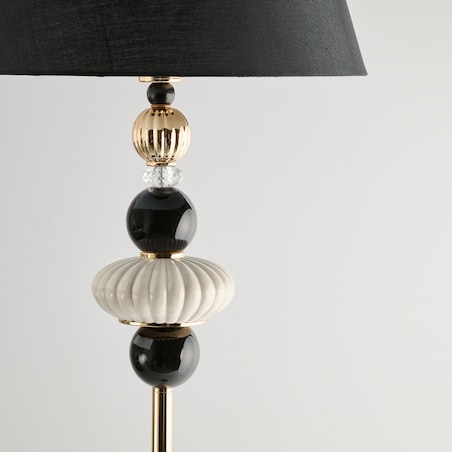 Lampa Podłogowa Nefretti z motywem geometrycznym