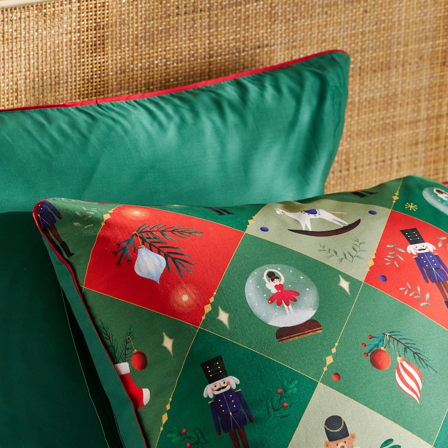 Pościel bawełniana z lamówką Nutpatcher 160x200 cm z motywem dziadka do orzechów