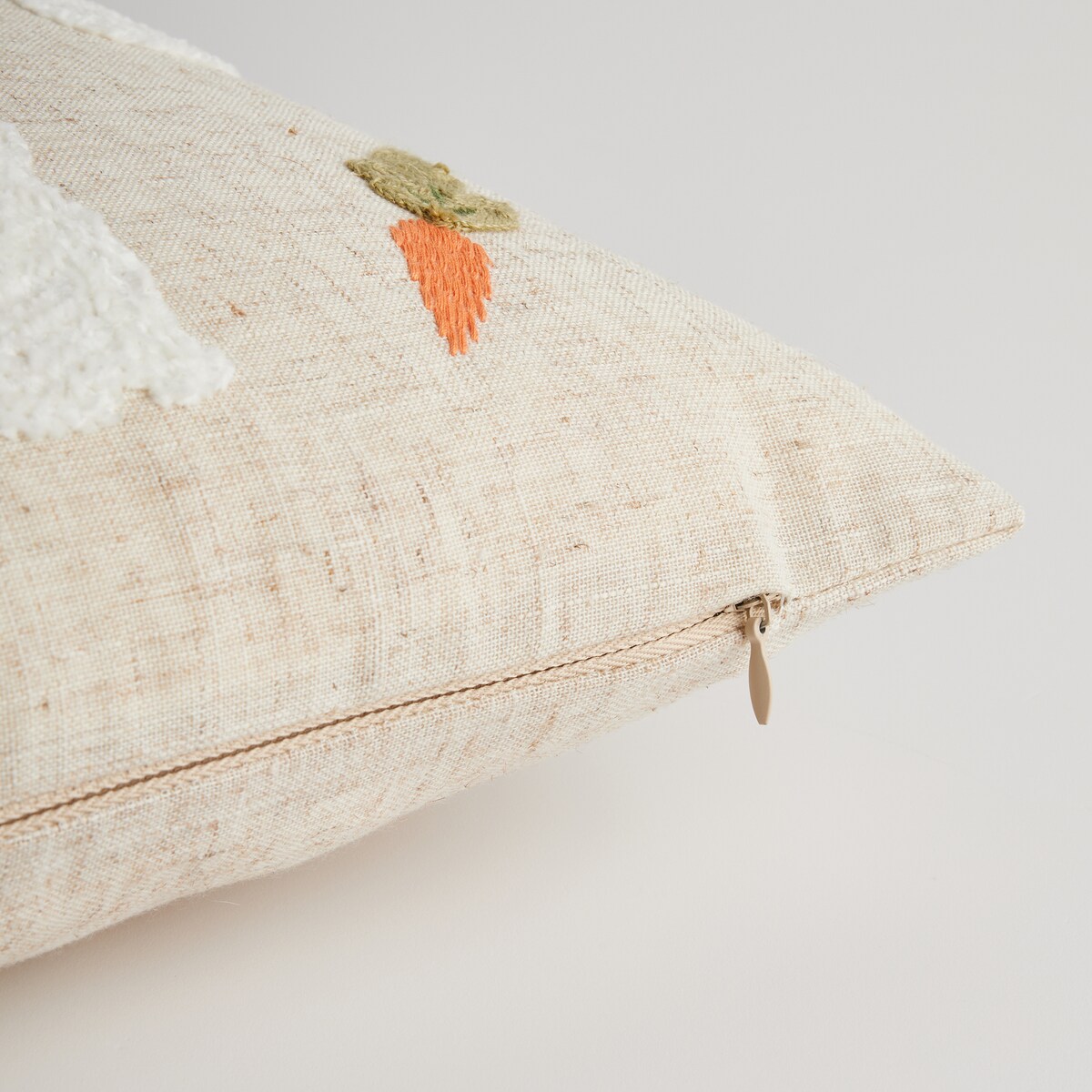 Poszewka Haftowana Carrolicious 45x45 cm z motywem królika