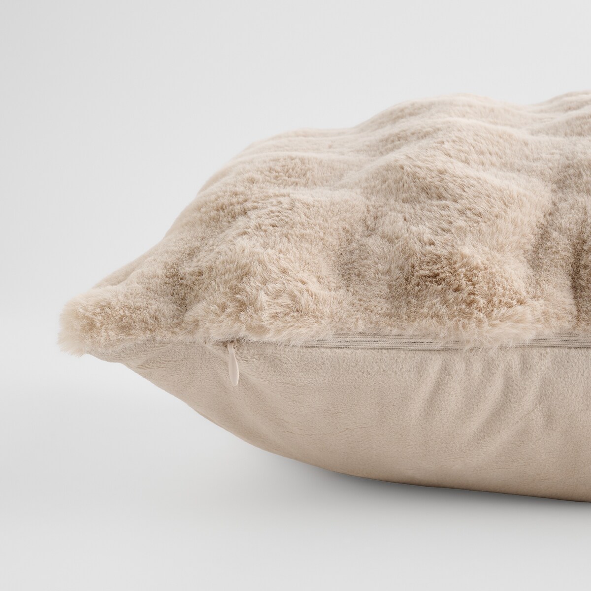 Poszewka welwetowa z geometrycznym przeszyciem Plums 45x45 cm