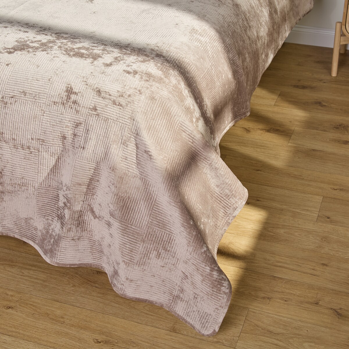 Jednokolorowa narzuta na łóżko Quadron 200x220 cm z motywem geometrycznym