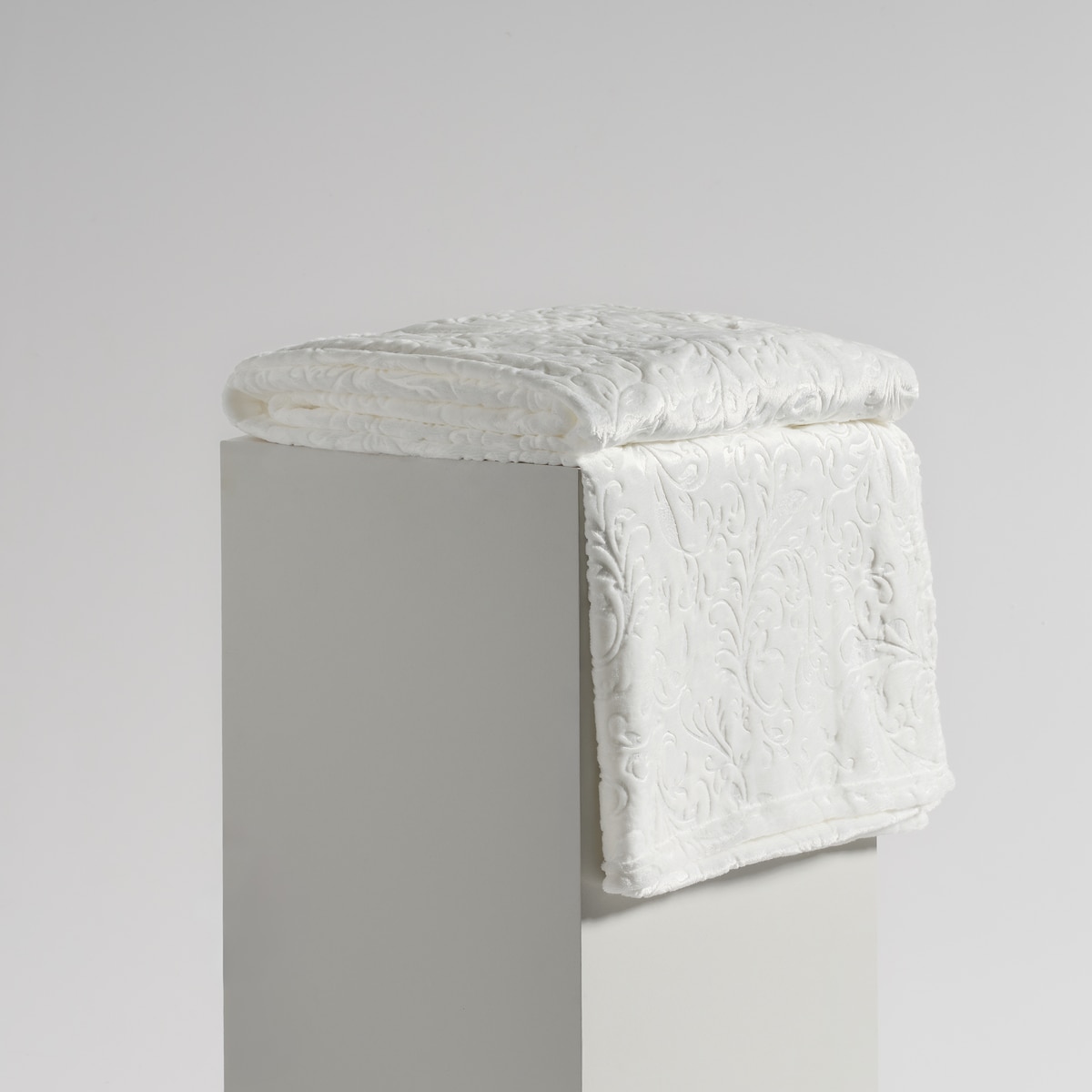 Jednokolorowy koc z wytłoczonym wzorem Conosinos 150x200 cm z motywem arabeski