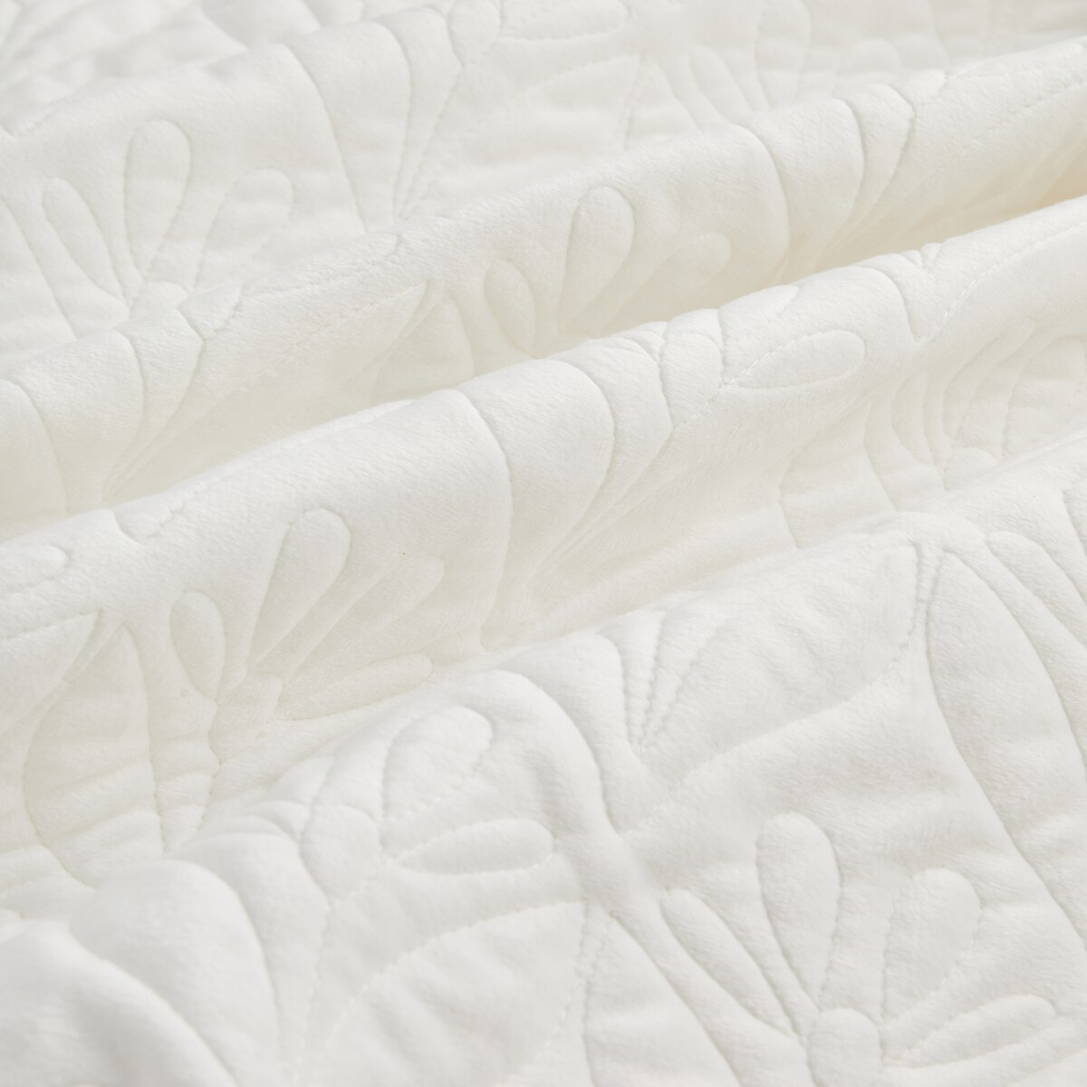 Jednokolorowa narzuta na łóżko z przeszywanym wzorem arabeski Velutio 200x220 cm