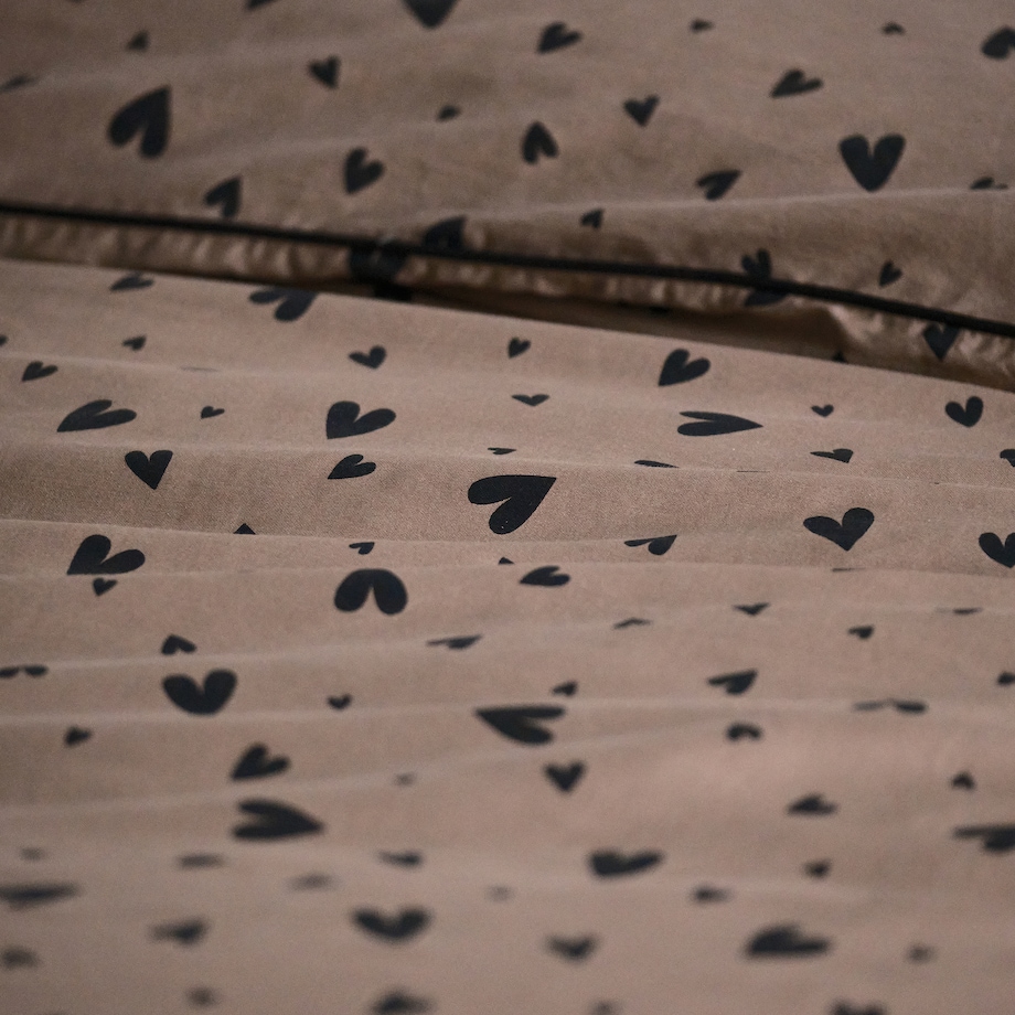 Pościel z bawełny satynowej z lamówką Malorina 160x200 cm z motywem serca