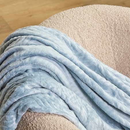 Jednokolorowy koc z wytłoczonym wzorem Esme 150x200 cm