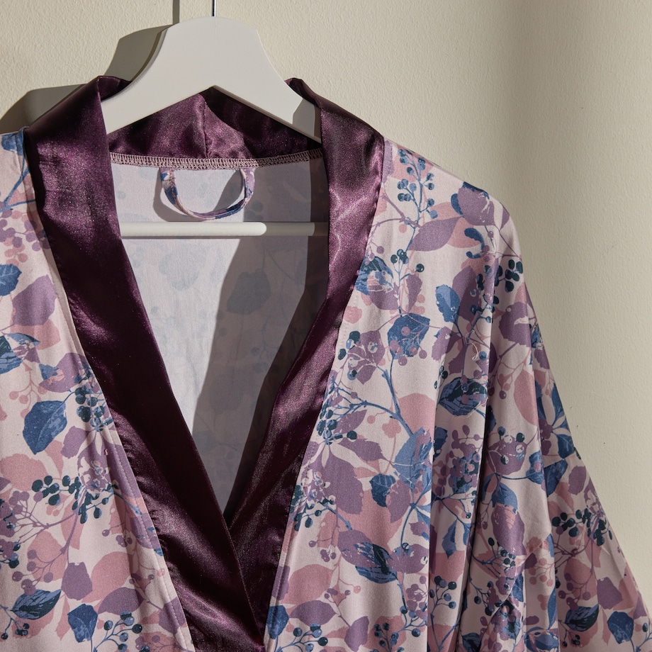 Szlafrok Listello z motywem liściastym