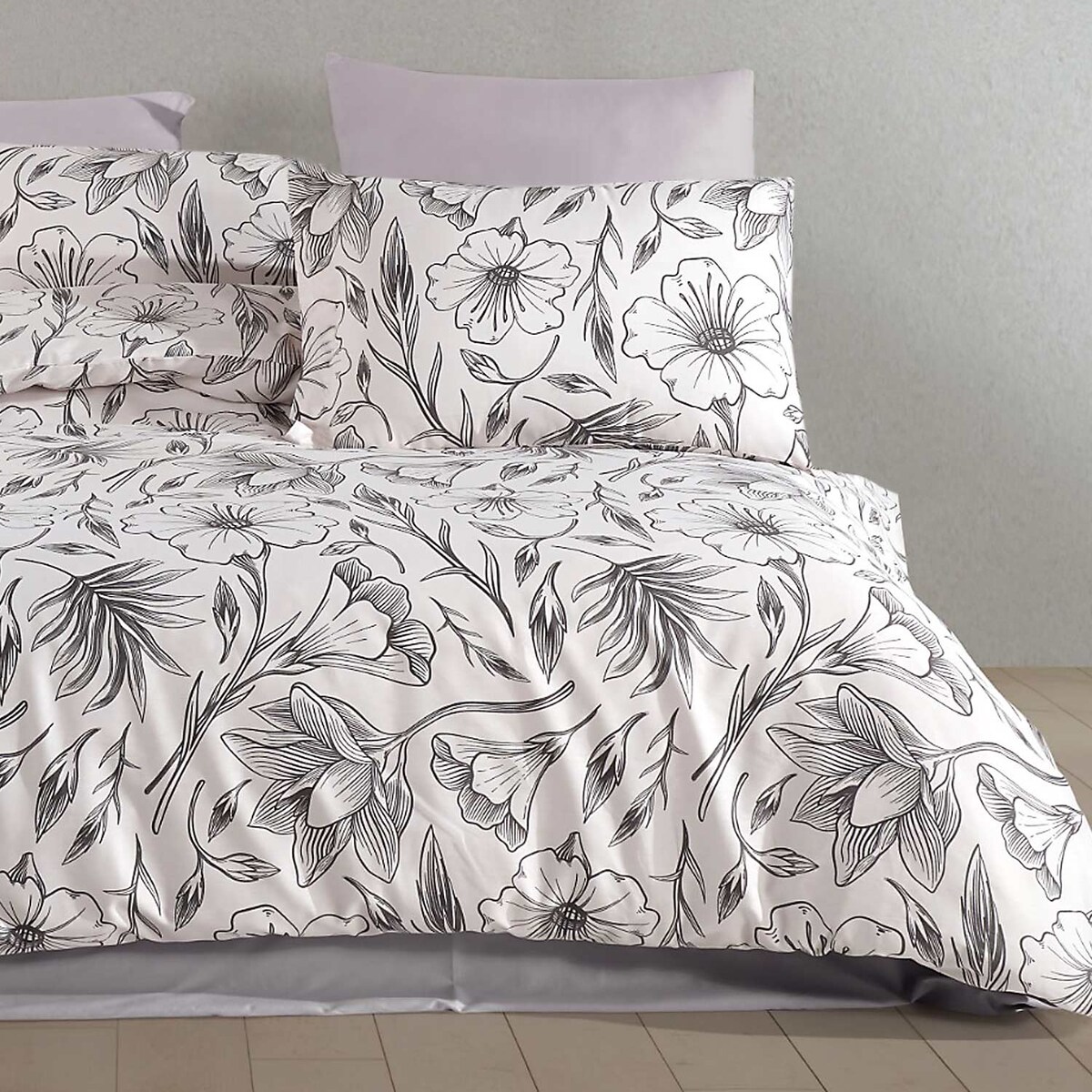 Pościel satyna bawełniana 160x200 Exclusive Carina biała w czarne konturowe kwiaty i liście