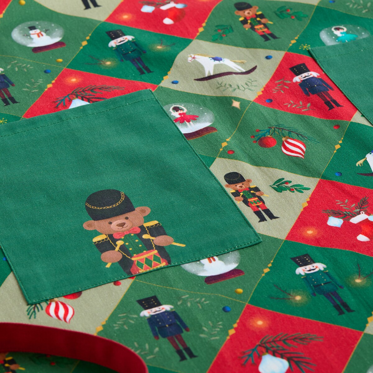 Fartuch Nutpatcher 70x85 cm z motywem dziadka do orzechów