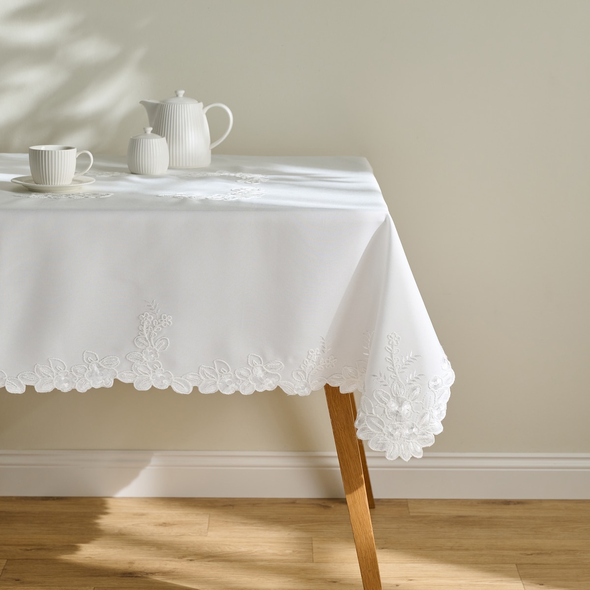 Obrus Haftowany Lucro 130x174 cm z motywem kwiatowym