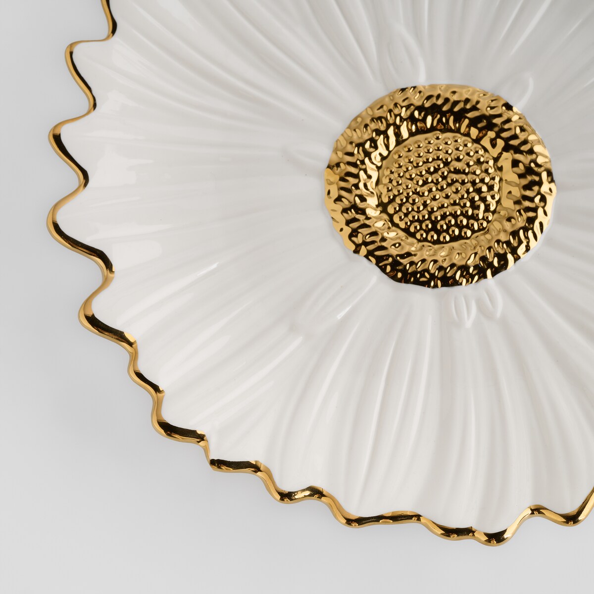 Patera Daisinig z motywem kwiatowym