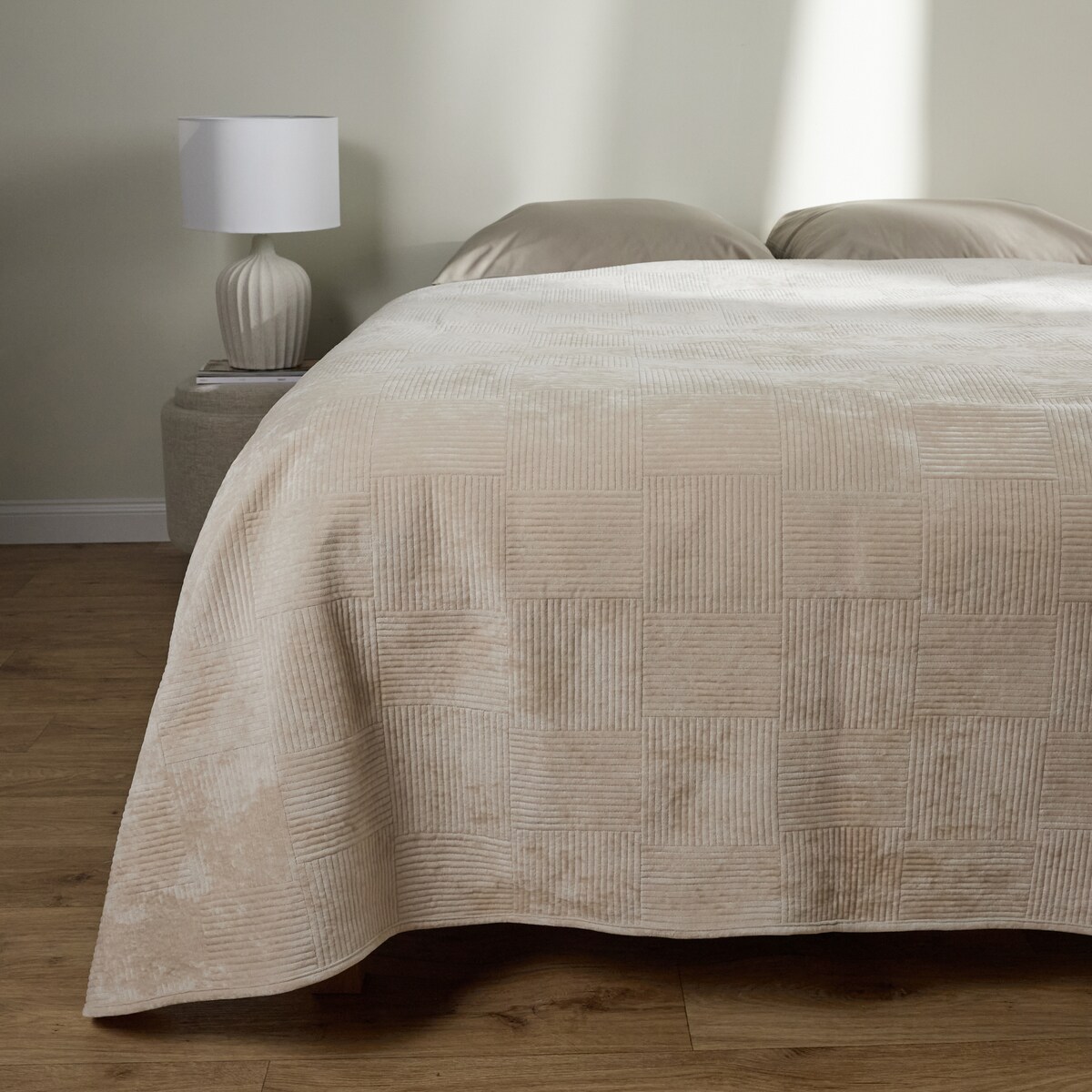 Jednokolorowa narzuta na łóżko Quadron 200x220 cm z motywem geometrycznym