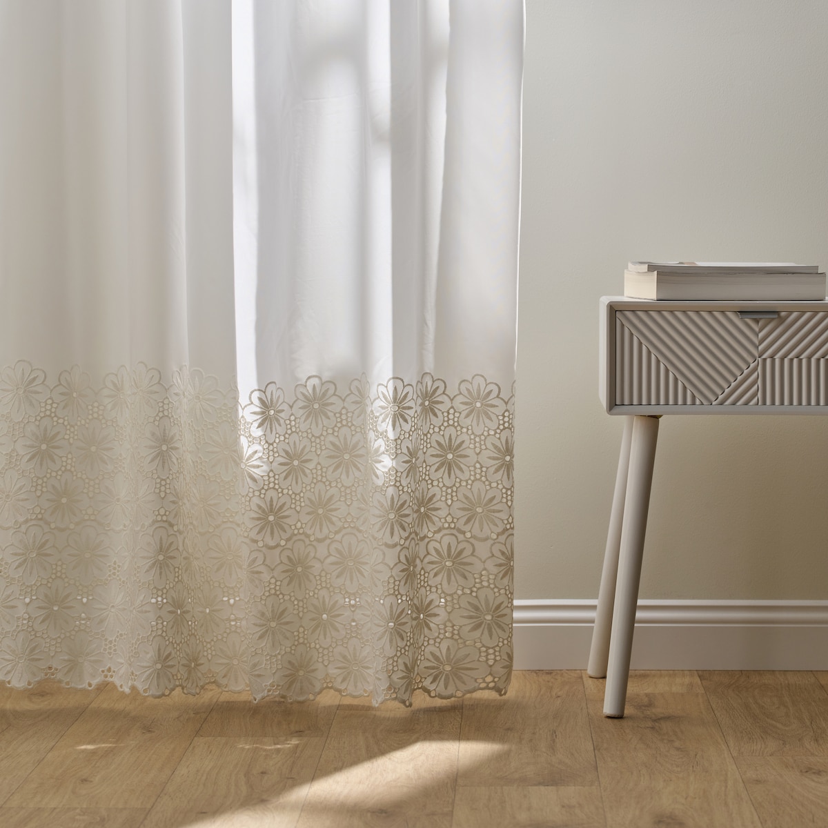 Firana haftowana Elois 140x250 cm z motywem kwiatowym