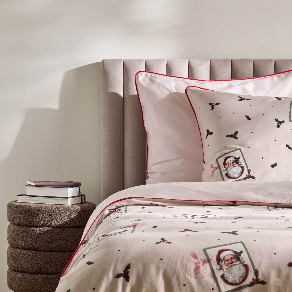 Pościel z bawełny satynowej z lamówką Winterpost 160x200 cm z motywem mikołaja