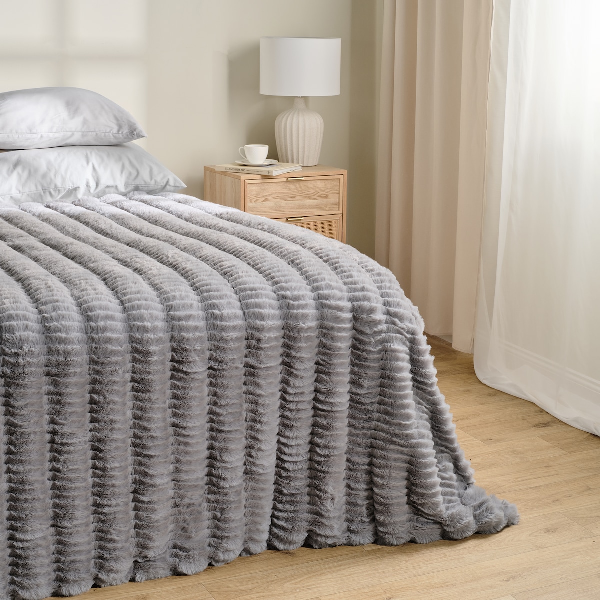 Jednokolorowa futrzana narzuta na łóżko Harisea 180x200 cm