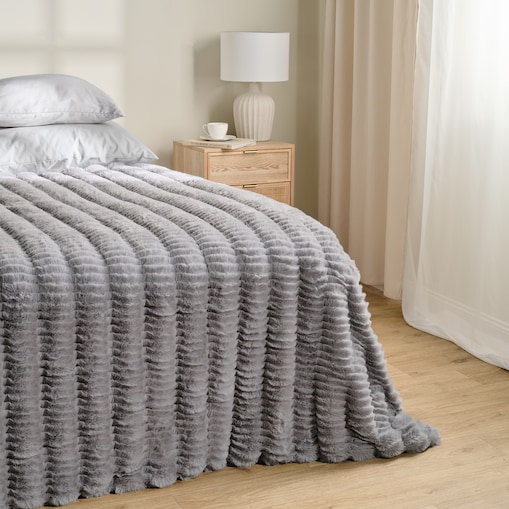 Jednokolorowa futrzana narzuta na łóżko Harisea 180x200 cm