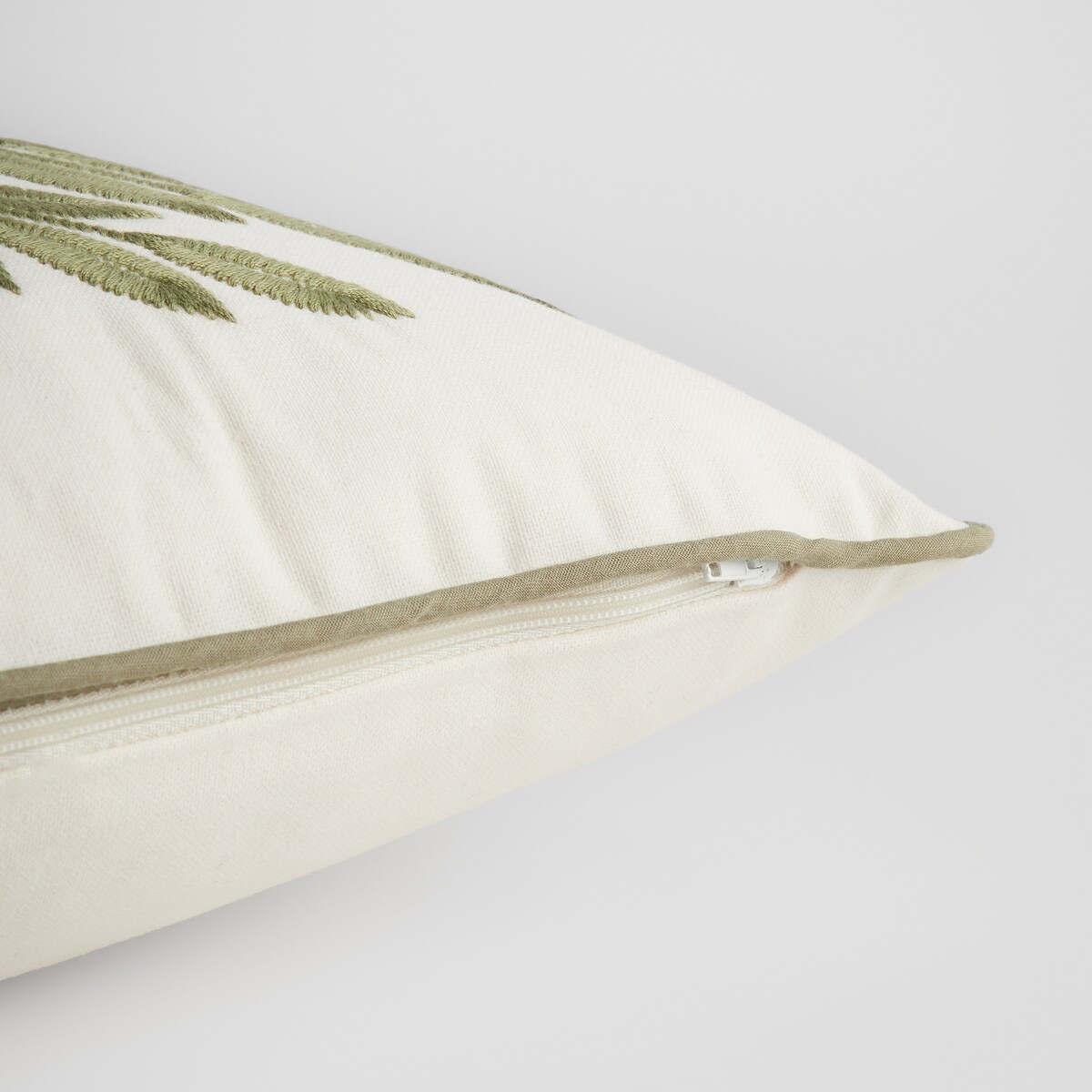 Poszewka Haftowana Rumianko 45x45 cm z motywem kwiatowym