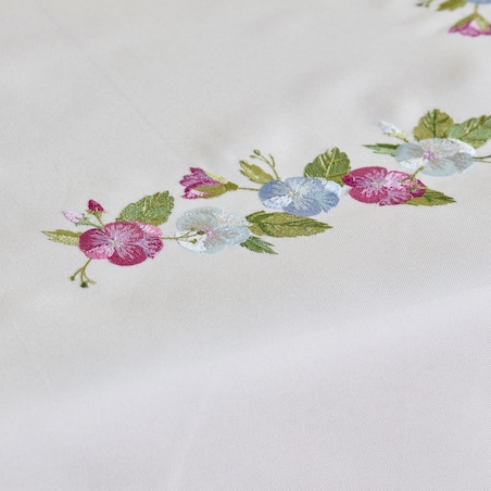 Obrus Haftowany Pansisa z motywem kwiatowym