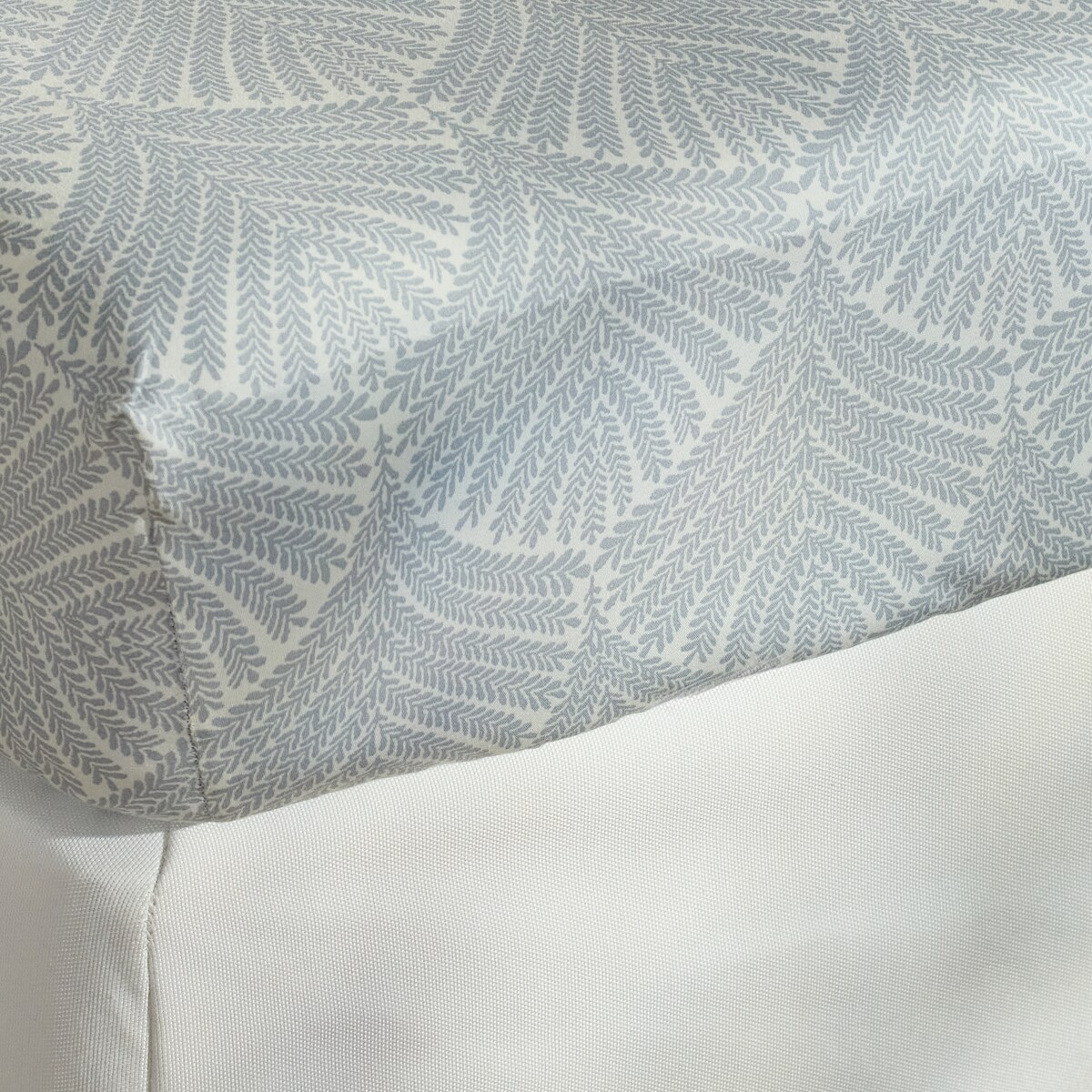 Prześcieradło z bawełny satynowej z gumką Dianosa 180x200 cm z motywem liściastym