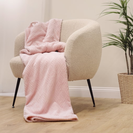 Jednokolorowy koc z wytłoczonym wzorem Esme