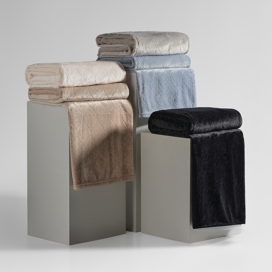 Jednokolorowy koc z wytłoczonym wzorem Violineos z motywem arabeski