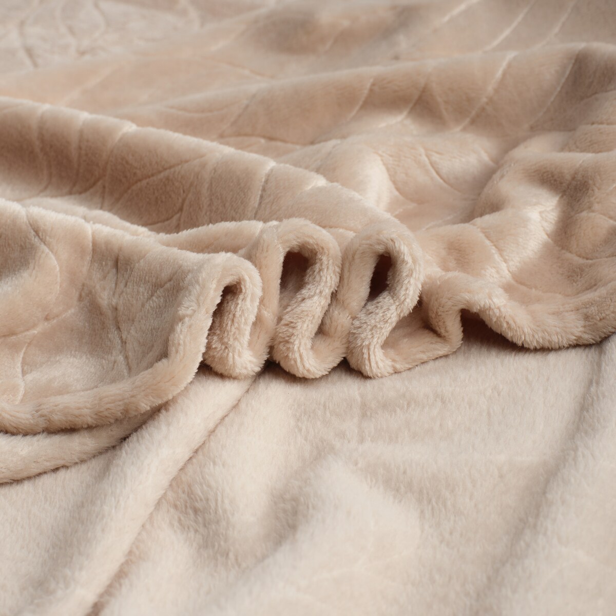 Jednokolorowy koc z wytłoczonym wzorem Violineos z motywem arabeski