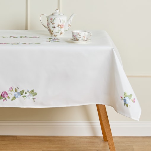 Obrus Haftowany Pansisa z motywem kwiatowym