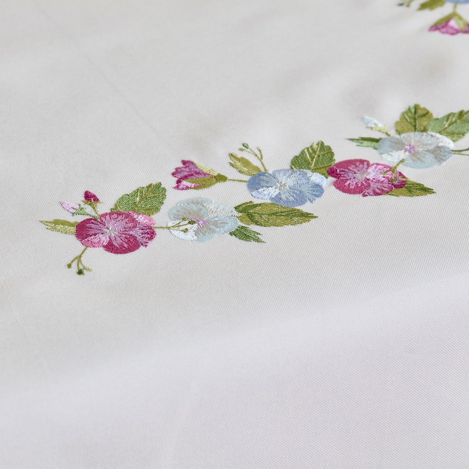 Obrus Haftowany Pansisa z motywem kwiatowym