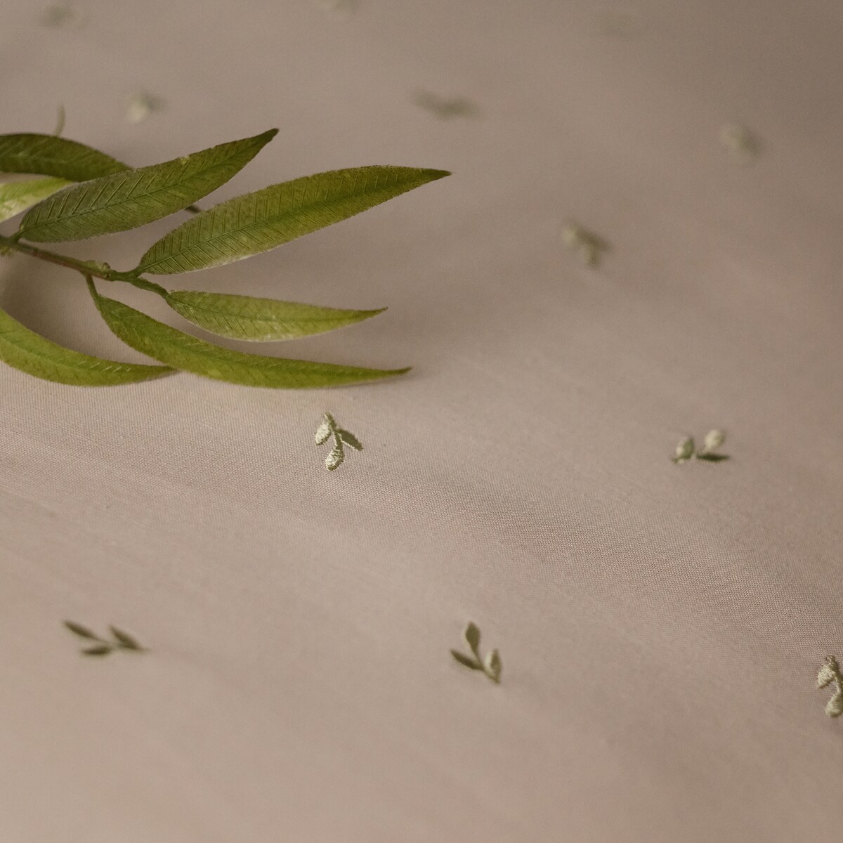 Pościel bawełniana z haftem Listisi z motywem liściastym