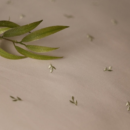 Pościel bawełniana z haftem Listisi z motywem liściastym