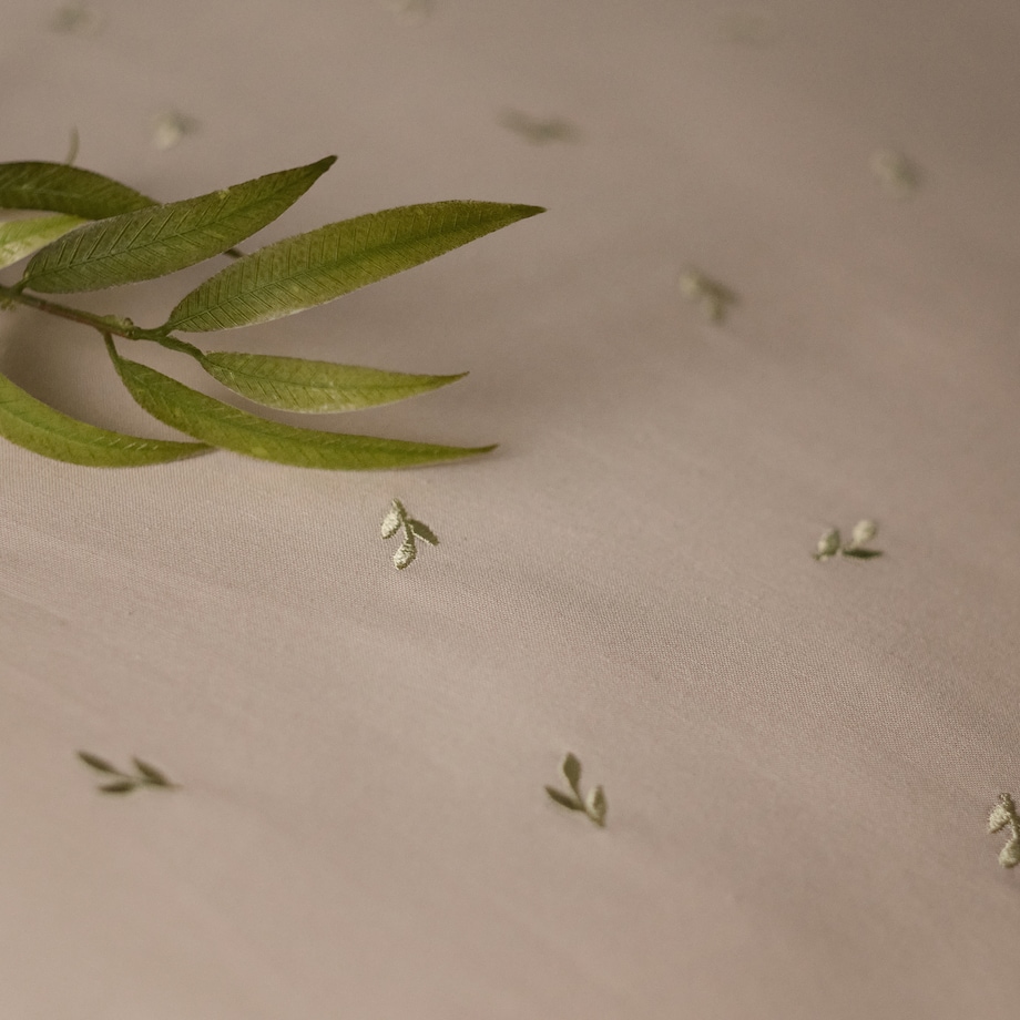 Pościel bawełniana z haftem Listisi z motywem liściastym