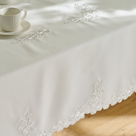 Obrus Haftowany Lucro z motywem kwiatowym