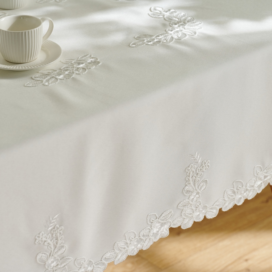 Obrus Haftowany Lucro z motywem kwiatowym