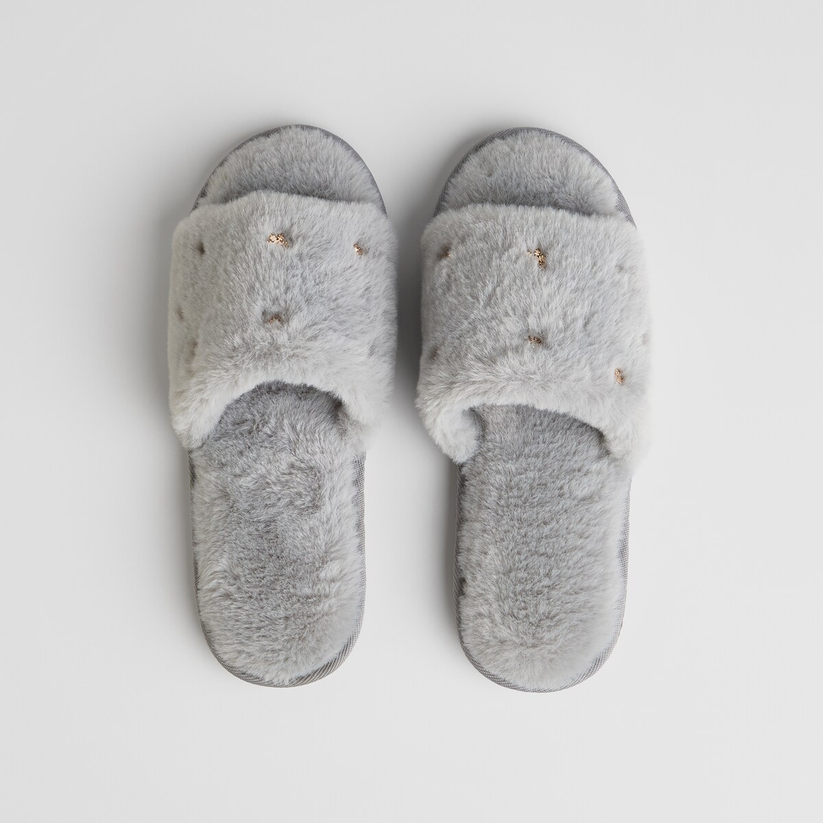 Kapcie Nulino z motywem gwiazdy