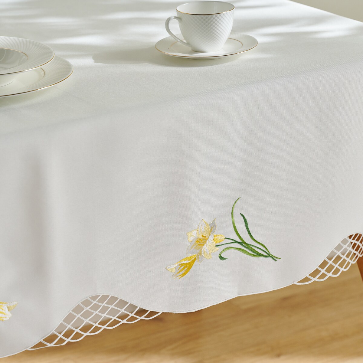 Obrus Haftowany Dafodil 130x174 cm z motywem kwiatowym