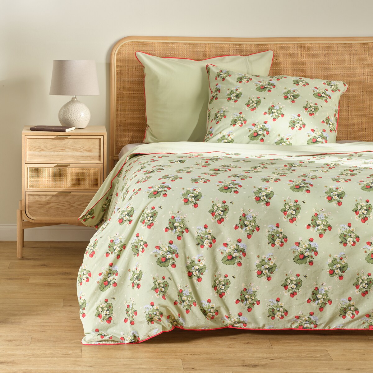 Pościel bawełniana z lamówką Berralee 200x220 cm z motywem owoców