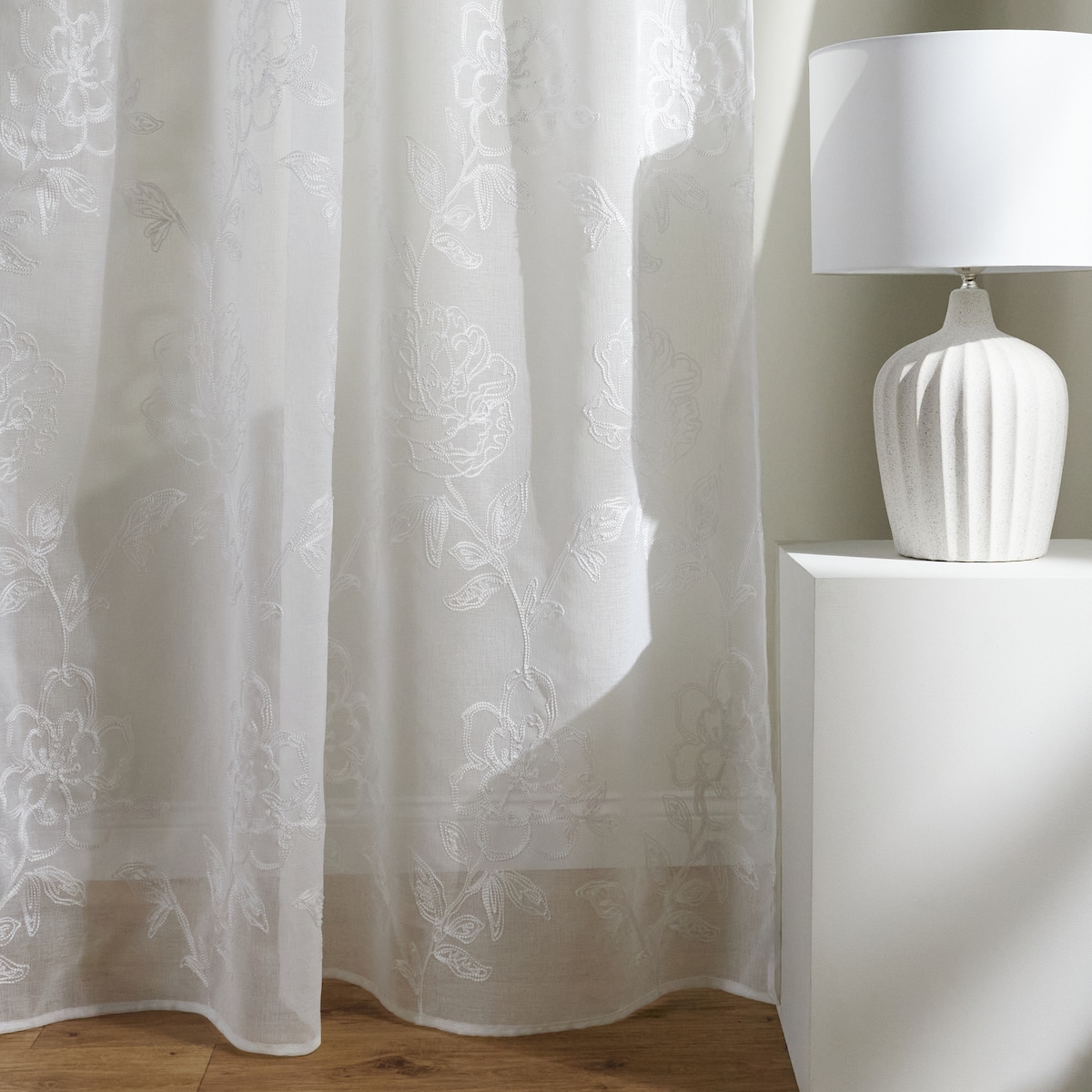 Firana haftowana Edvina 140x250 cm z motywem kwiatowym