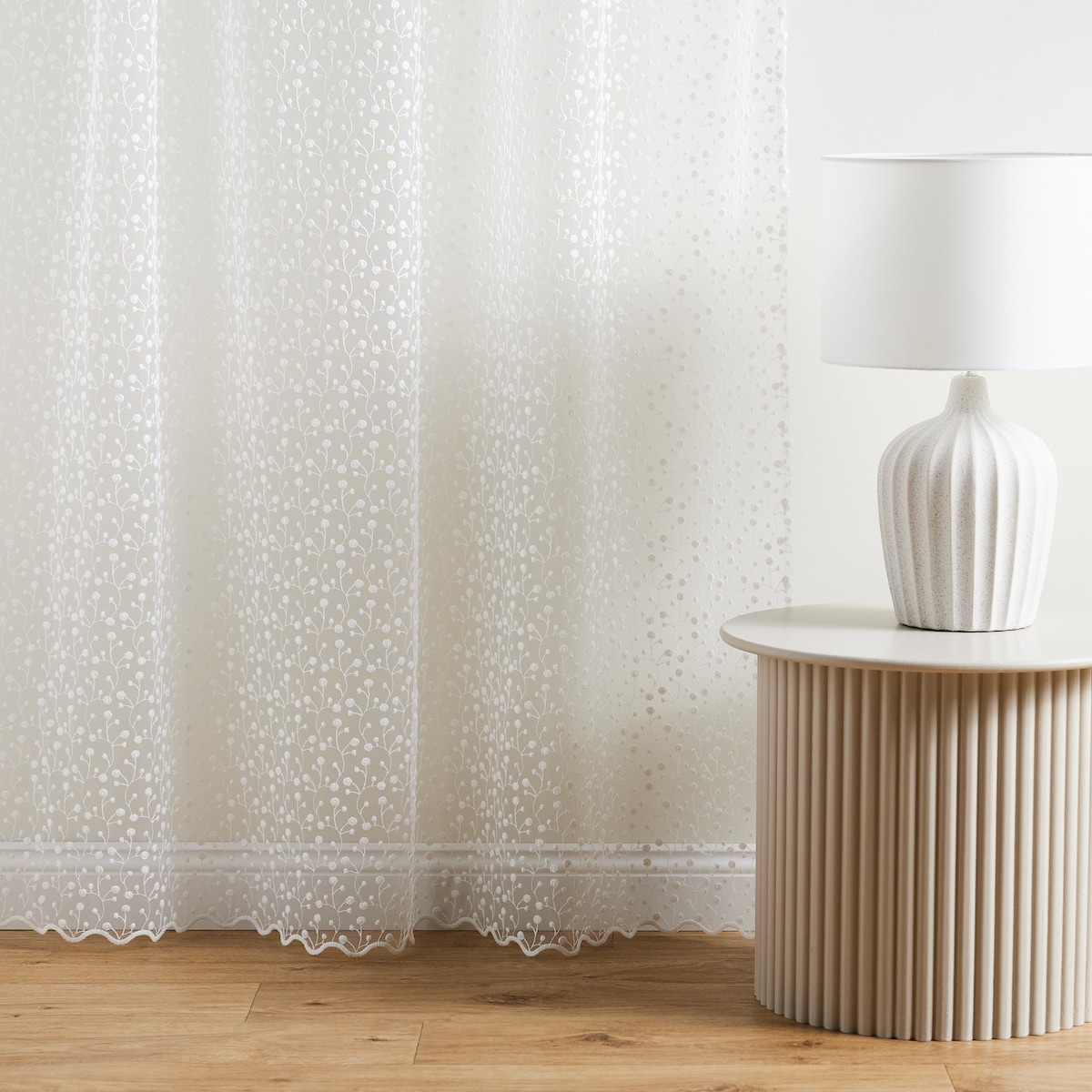 Firana haftowana Rosita 140x250 cm z motywem kwiatowym