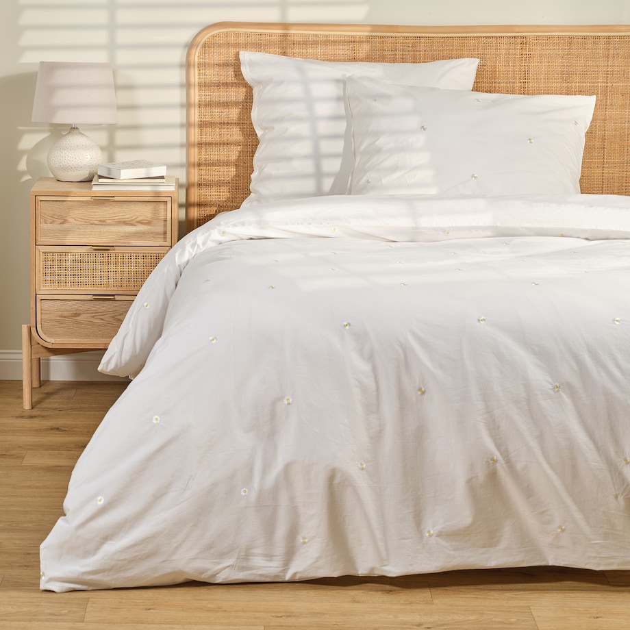 Pościel z perkalu z haftem Margotka 160x200 cm z motywem kwiatowym