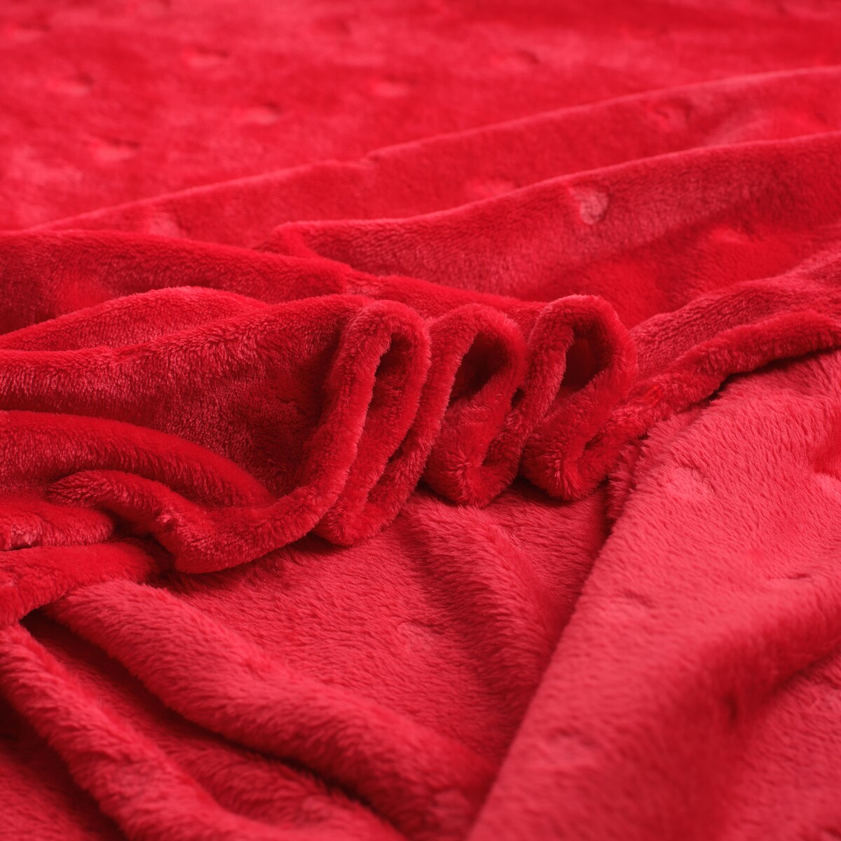 Jednokolorowy koc z wytłoczonym wzorem Kisalis 150x200 cm z motywem serca