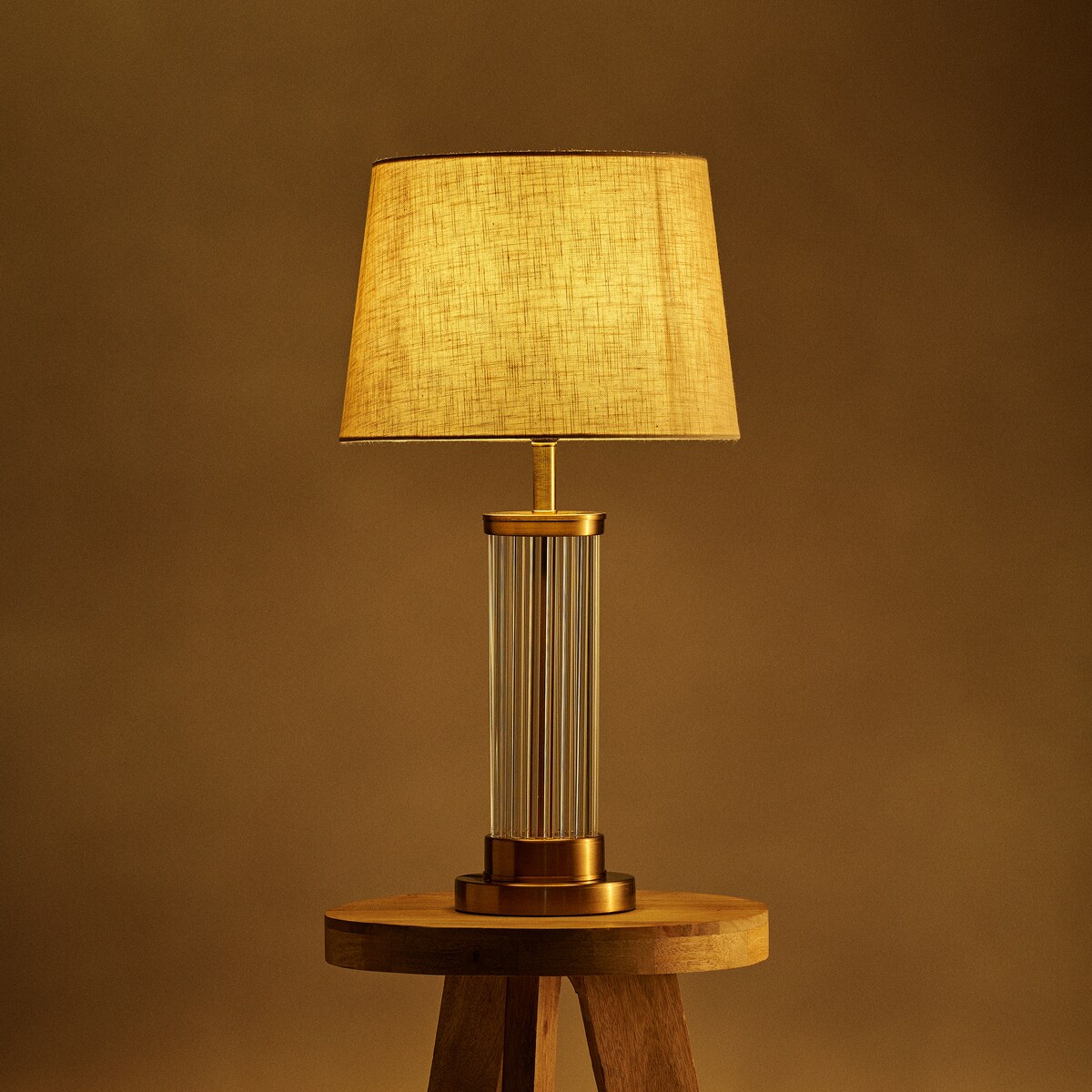 lampa stołowa ze szklaną podstawą transparent