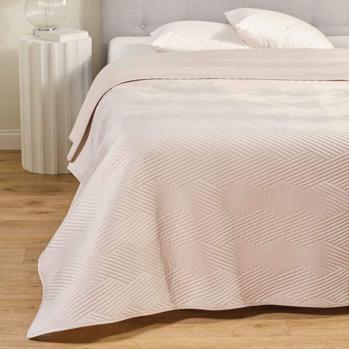 Jednokolorowa narzuta na łóżko z wytłoczonym wzorem Trialett 180x220 cm