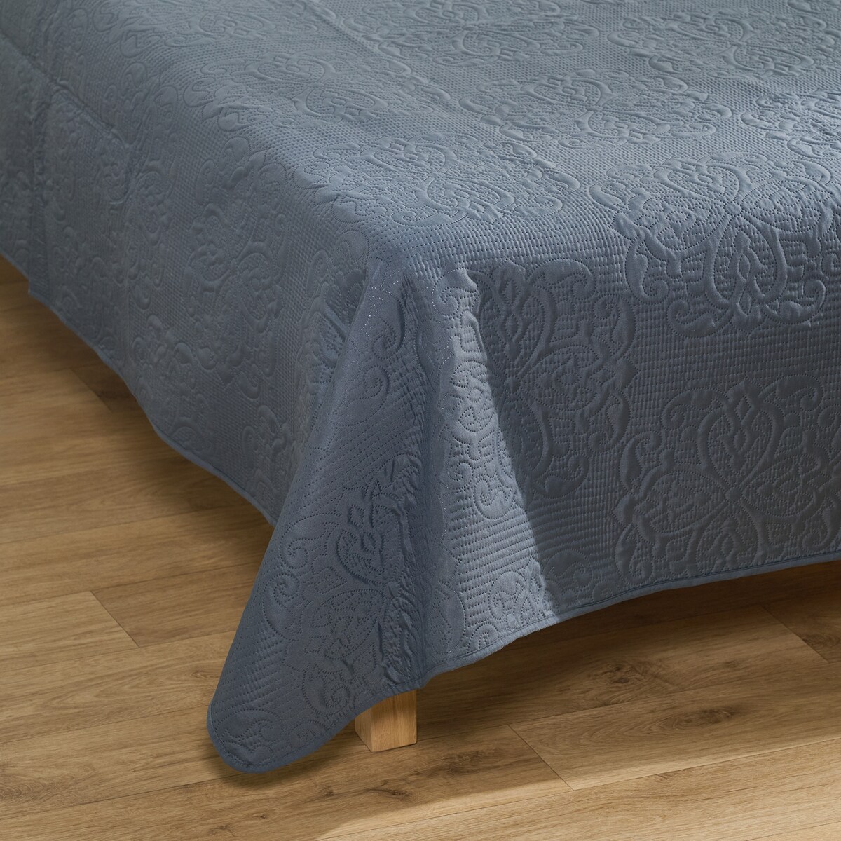 Jednokolorowa narzuta na łóżko z wytłoczonym wzorem Lavish 170x210 cm