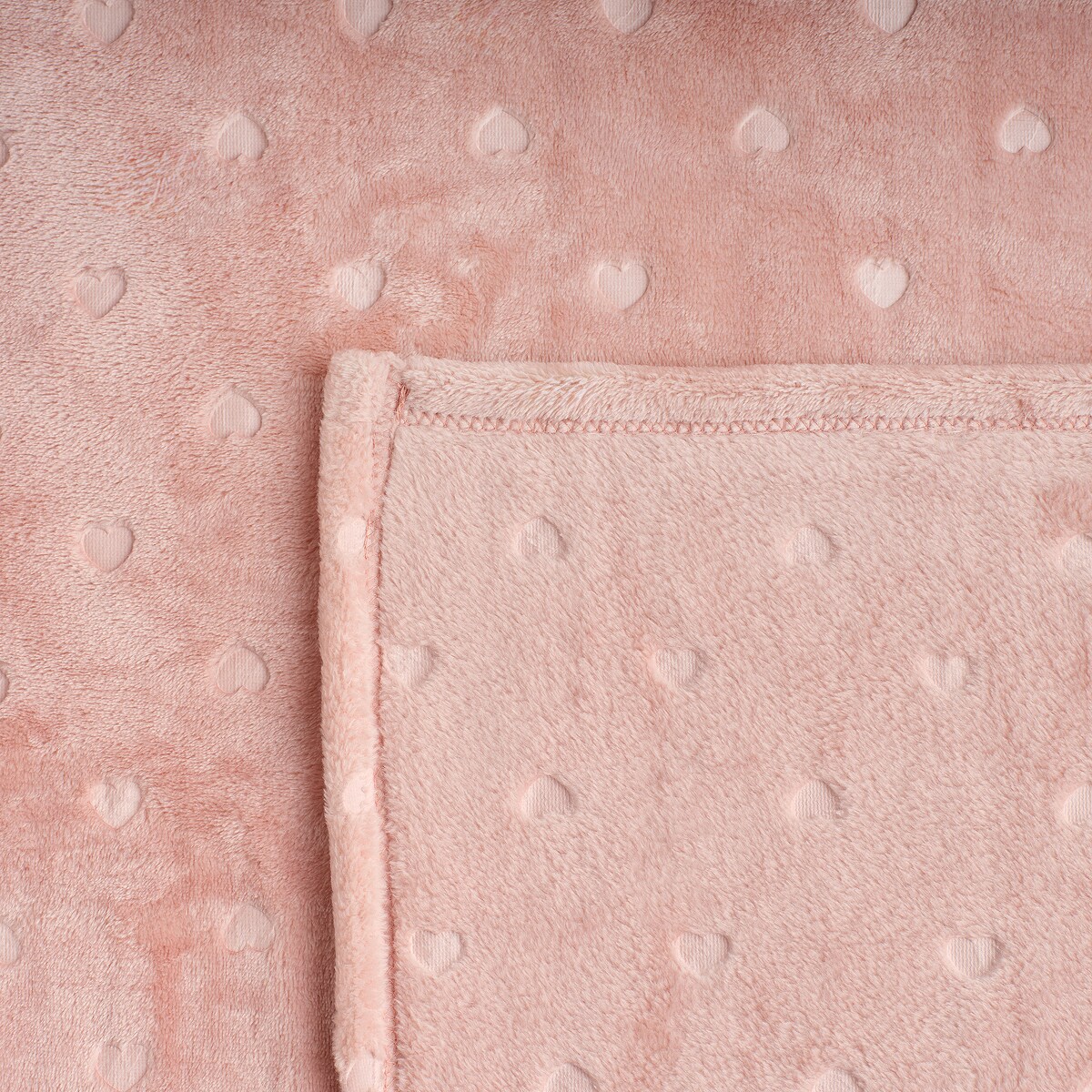 Jednokolorowy koc z wytłoczonym wzorem Kisalis 150x200 cm z motywem serc