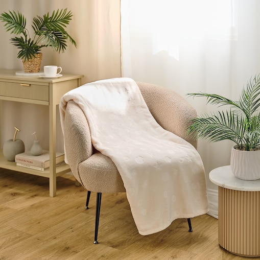 Jednokolorowy koc z wytłoczonym wzorem Puniana 150x200 cm